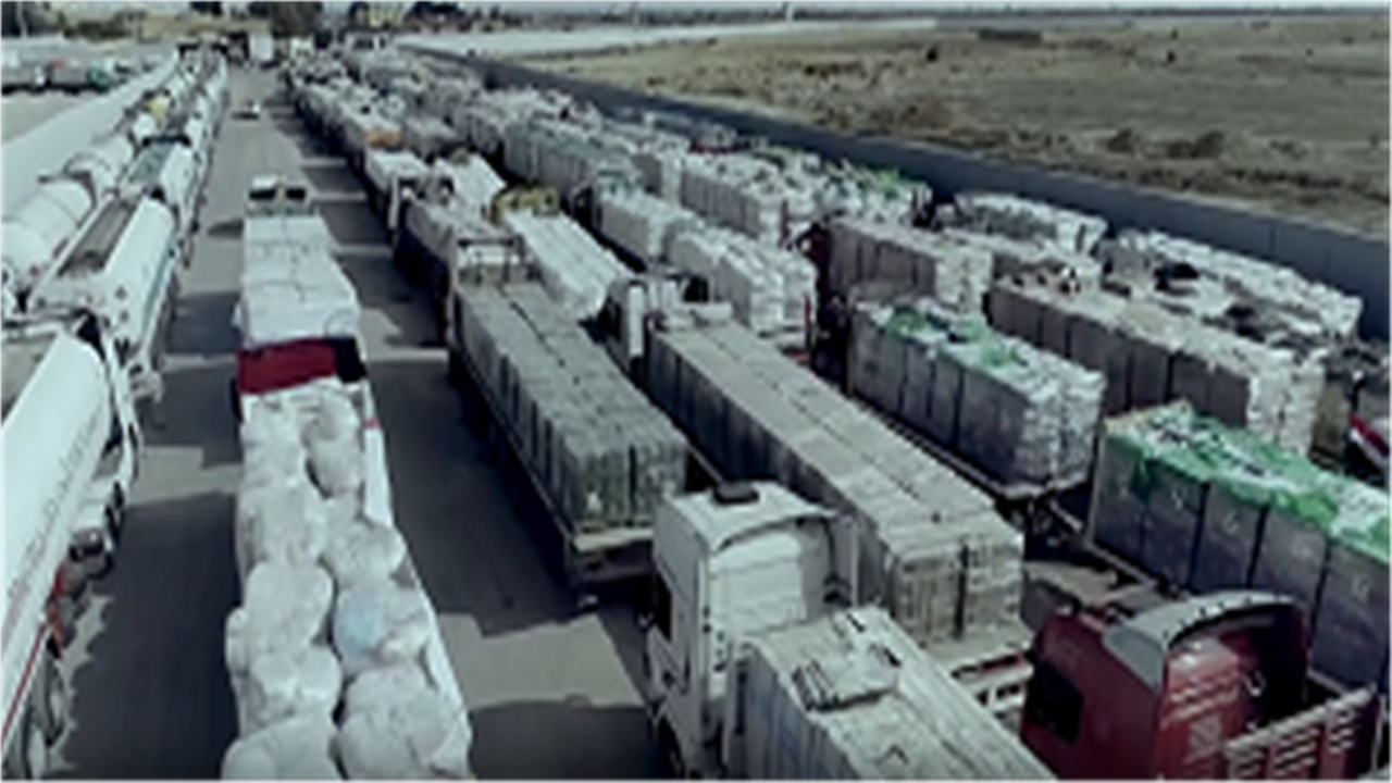 انتظار طويل لقائدي الشاحنات في مسلسل صحاب الأرض أمام معبر رفح لمدة 3 أشهر